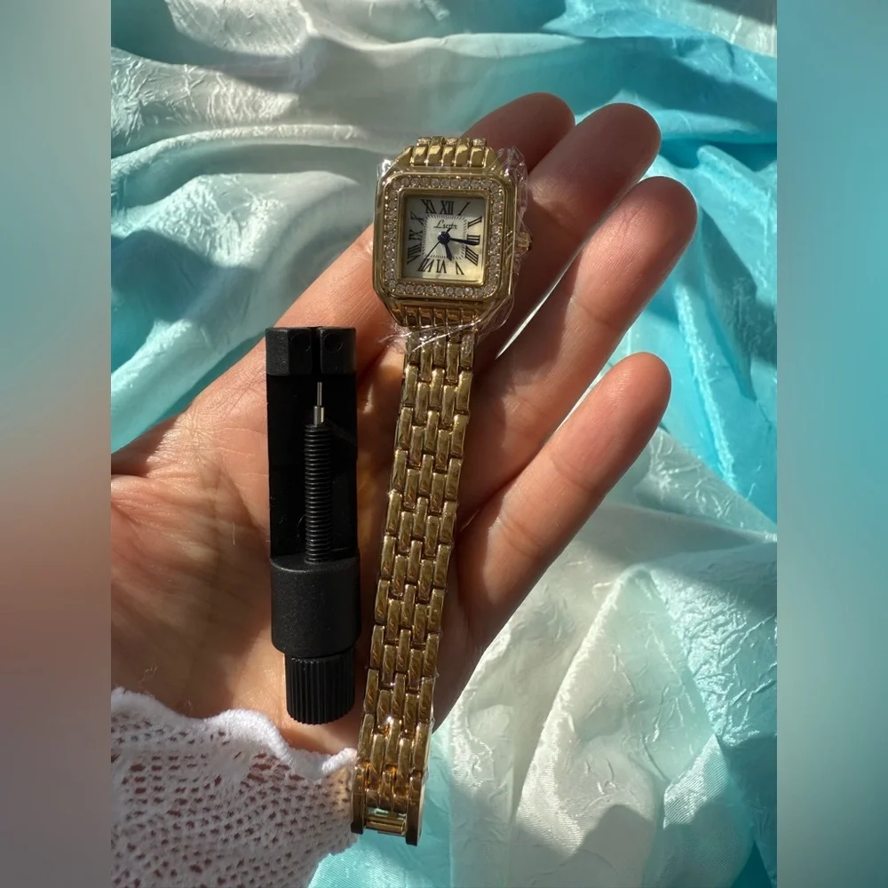 Panthere Elegant Gold Watch